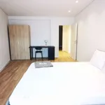 Rent a room of 150 m² in porto