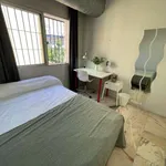 Rent a room of 300 m² in seville