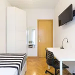 Rent a room of 140 m² in madrid