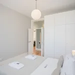 Rent 5 bedroom apartment of 86 m² in Porto