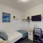 Rent a room of 77 m² in Valencia