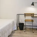 Rent a room of 100 m² in porto