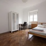 Rent a room of 100 m² in lisbon