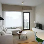 Madou/UE, proximité commerces et transports en commun. Superbe appartement meublé se composant comme suit : beau séjour lumineux, cuisine américaine suréquipée, deux chambres dont une salle ave