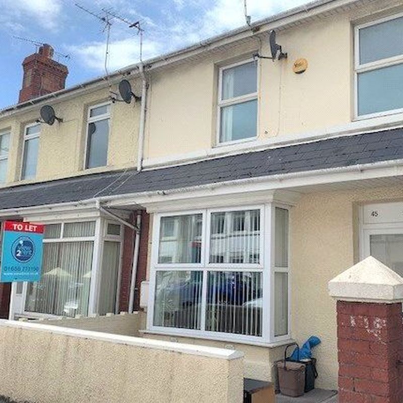 Flat to rent in Suffolk Place, Porthcawl CF36