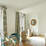 Appartement de 330 m² avec 1 chambre(s) en location à Paris