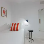 Rent 5 bedroom apartment of 65 m² in Barcelona