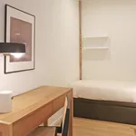 Rent 5 bedroom apartment of 50 m² in Barcelona