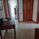 Affitto 6 camera appartamento di 150 m² in Bologna