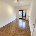 Face au Cinquantenaire, magnifique appartement de 170 m² comprenant : une entrée avec porte blindée, un vaste living, une cuisine entièrement équipée (taque + hotte, lave-vaisselle, machine à