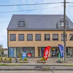 Ruim duplex appartement met drie slaapkamers en garage.