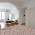 Rent a room of 200 m² in madrid