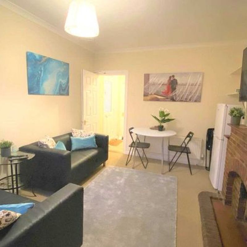 Room to rent in Room 2, 46 George Road, Guildford, Double En Suite GU1 Kirkoswald