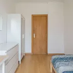 Rent a room of 100 m² in lisbon