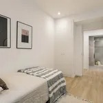 Rent 4 bedroom apartment of 57 m² in Barcelona