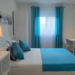 Rent a room of 100 m² in lisbon