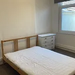 Rent 2 bedroom flat in Swansea