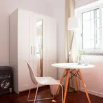 Rent a room of 350 m² in lisbon