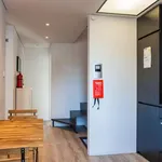 Rent a room of 100 m² in porto