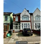 Rent 4 bedroom flat in East Of England