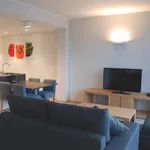 Stockel: Très bel appartement dans une résidence de standing comprenant: hall d'entrée avec porte blindée, cuisine super équipée, living, 1 chambres, 1 salle de bain avec jacuzzi, buanderie éq