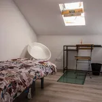 Rent a room of 100 m² in porto