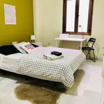 Rent a room of 175 m² in Sevilla