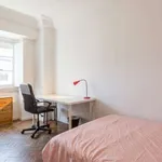 Rent a room of 100 m² in lisbon