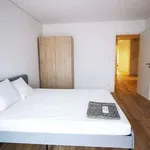 Rent a room of 150 m² in porto