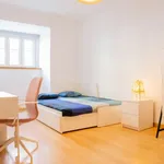 Rent a room of 100 m² in lisbon