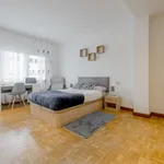 Rent a room of 240 m² in madrid