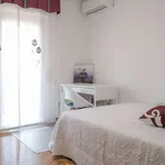 Rent a room of 240 m² in madrid