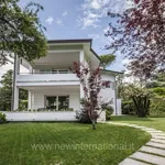 Rent 5 bedroom house of 300 m² in Caranna