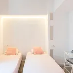 Rent 5 bedroom apartment of 90 m² in Barcelona