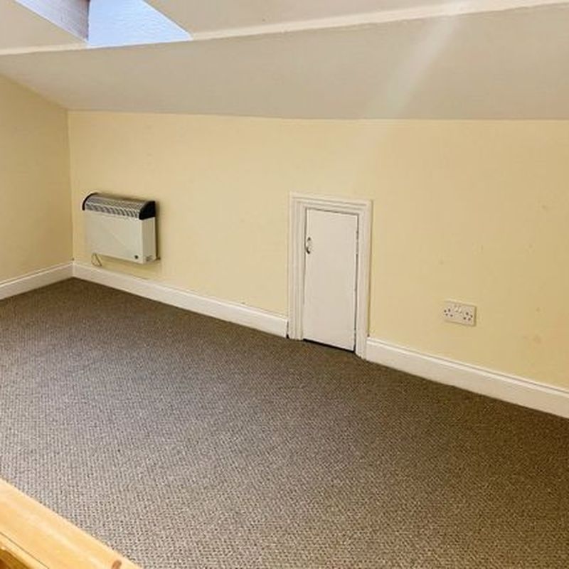 Flat to rent in Bradford Road, Brighouse, West Yorkshire HD6
