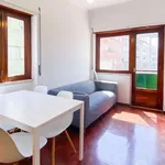 Rent a room of 100 m² in lisbon