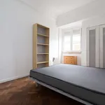 Rent a room of 100 m² in lisbon