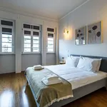 Rent 5 bedroom apartment of 150 m² in Porto