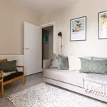 Rent 1 bedroom flat of 560 m² in Cardiff