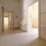 Affitto 5 camera appartamento di 140 m² in Napoli