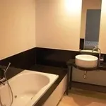 Appartement 3 chambres meublé (150 m²) (réf F1) , situé au premier étage avec deux grandes terrasses, exposé Sud.
Porte blindée, alarme, vidéophone  – Cuisine super équipée – Salle de b