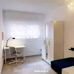 Rent a room of 100 m² in Madrid