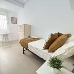 Rent a room of 125 m² in valencia