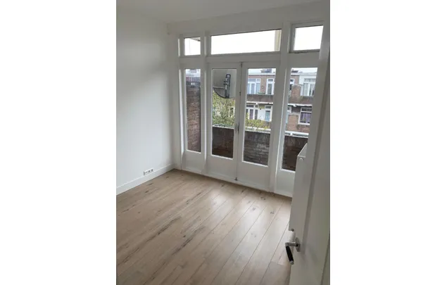 Huur 4 slaapkamer appartement van 90 m² in Laakkwartier-Oost