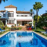 Rent 6 bedroom house of 550 m² in Marbella