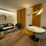 Rent 2 bedroom apartment of 667 m² in Paris