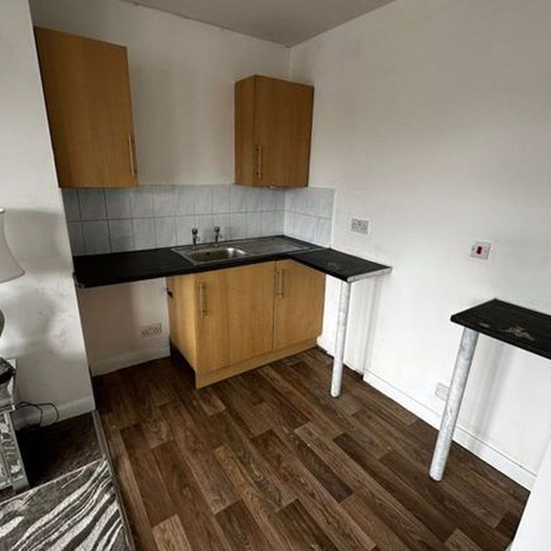 Flat to rent in Queens Drive, Walton, Liverpool L4