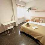 Rent a room of 100 m² in valencia