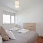 Rent 5 bedroom apartment of 100 m² in Porto