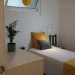 Rent 5 bedroom apartment of 135 m² in Lisboa